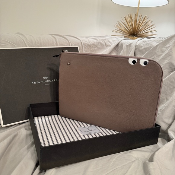 ANYA HINDMARCH
Eyes Document Case / clutch EUC - Picture 1 of 15